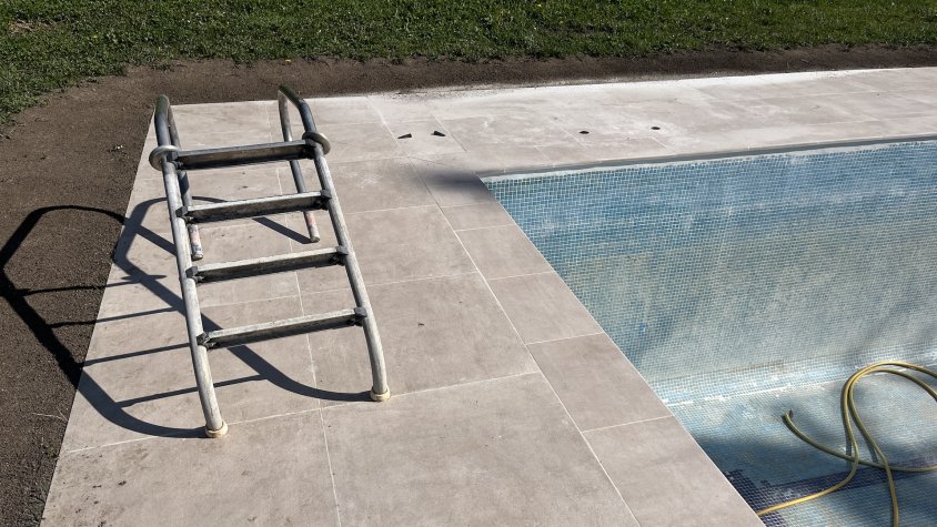 Rentat de cara a la piscina municipal de Gombrèn