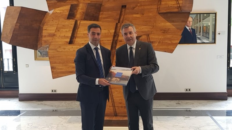 El president de la Diputació de Girona, Miquel Noguer, i el lehendakari basc, Imanol Pradales