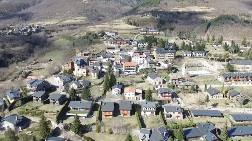 Vista des del cel del micropoble de Planoles, que ha posat a disposició dos solars municipals