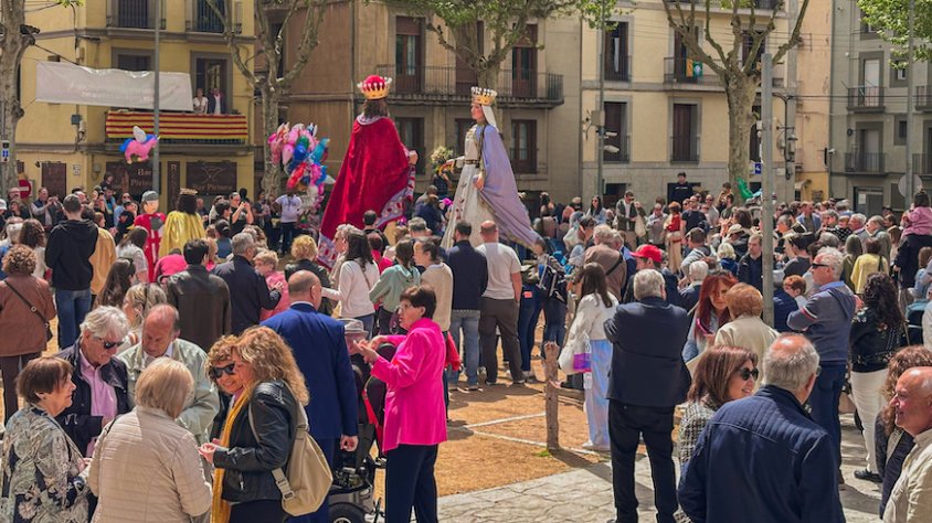 La plaça de l'Ajuntament, plena amb els gegants de Ripoll al fons