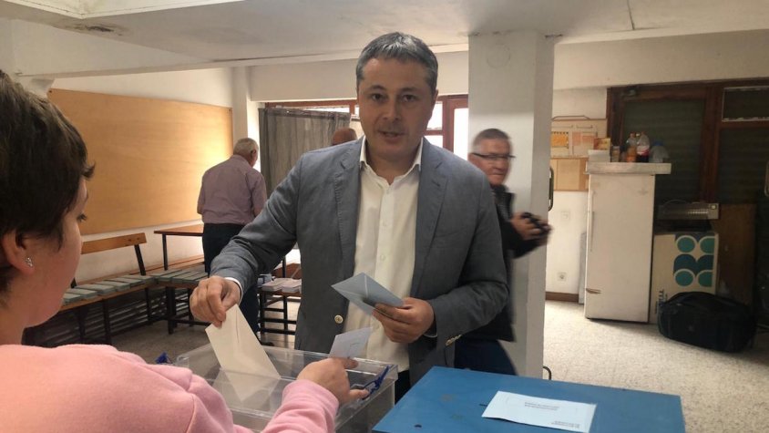 Ramon Roqué exercint el seu dret a vot aquest diumenge