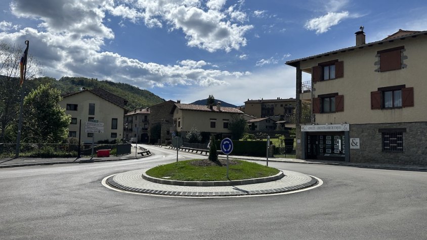 La nova rotonda d'entrada a Llanars és una mesura de pacificació del trànsit