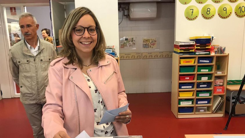 Mònica Santjaume votant durant la jornada electoral d'aquest diumenge