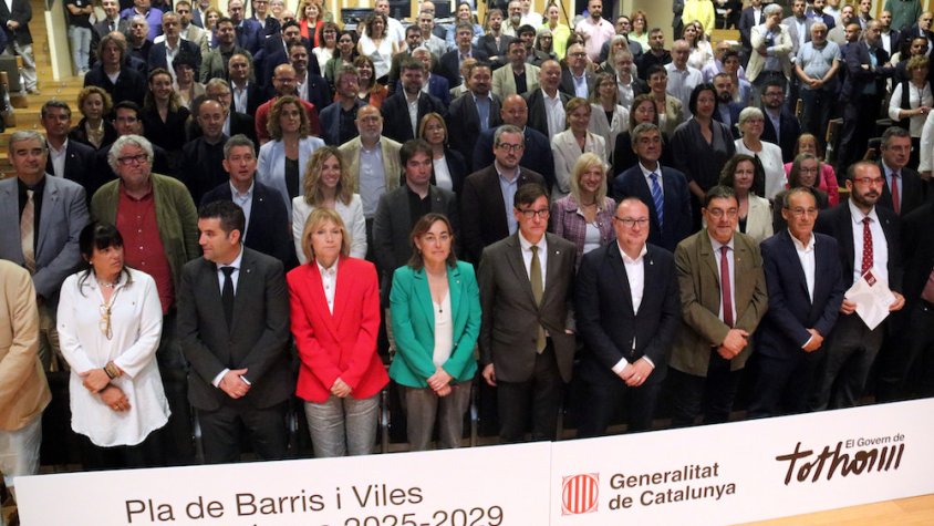 Xavier Guitart, entre la cinquantena d'alcaldes que va assistir a la conferència del president Illa