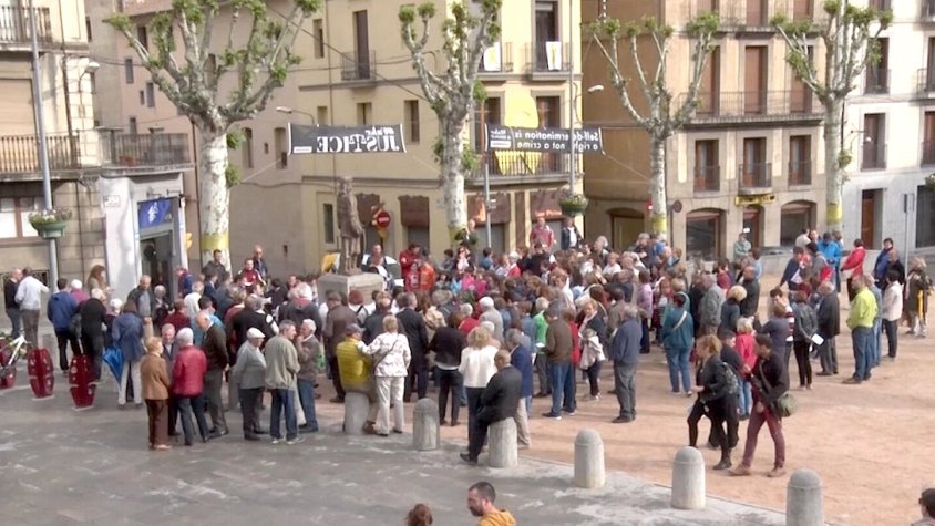 Un munt de persones i entitats van aplegar-se entorn de l'estàtua del 27 de maig