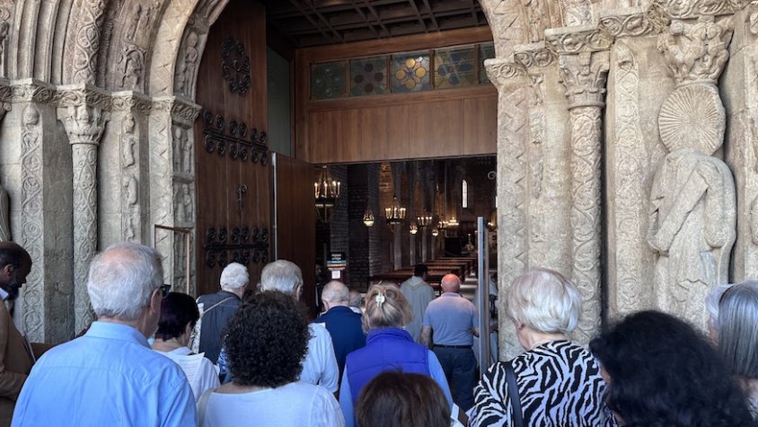 Els fidels entren per la porta santa de la Portalada de Ripoll per assistir a la missa del Jubileu