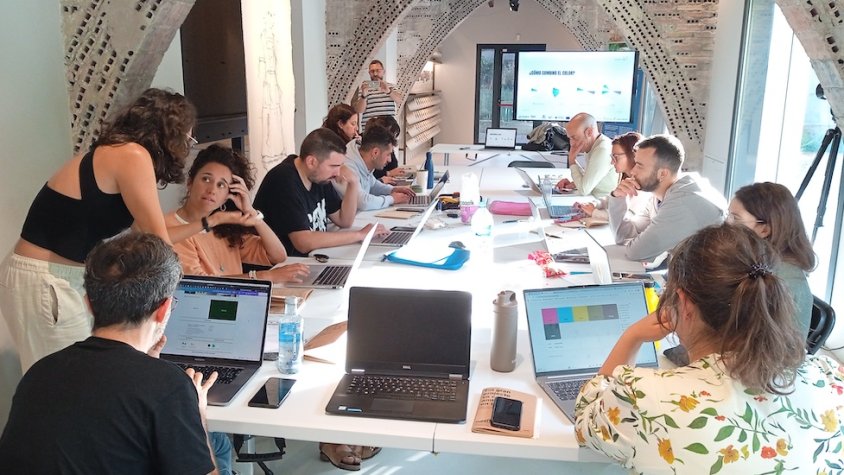 Els 18 alumnes del primer curs d'emprenedoria en ple treball