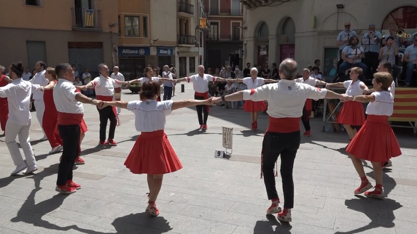 Una de les colles participants al 61è Concurs de colles sardanistes de Ripoll