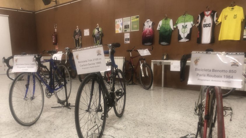 L’exposició commemora els 40 anys de la Unió Ciclista Campdevànol amb imatges, bicicletes, trofeus i altres objectes