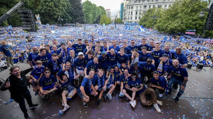 Els jugadors i l'afició del Real Oviedo, celebrant l'ascens a Primera