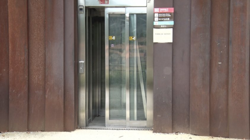 El consistori ha pres la mesura després dels actes vandàlics al camp de futbol i a l'ascensor del pavelló