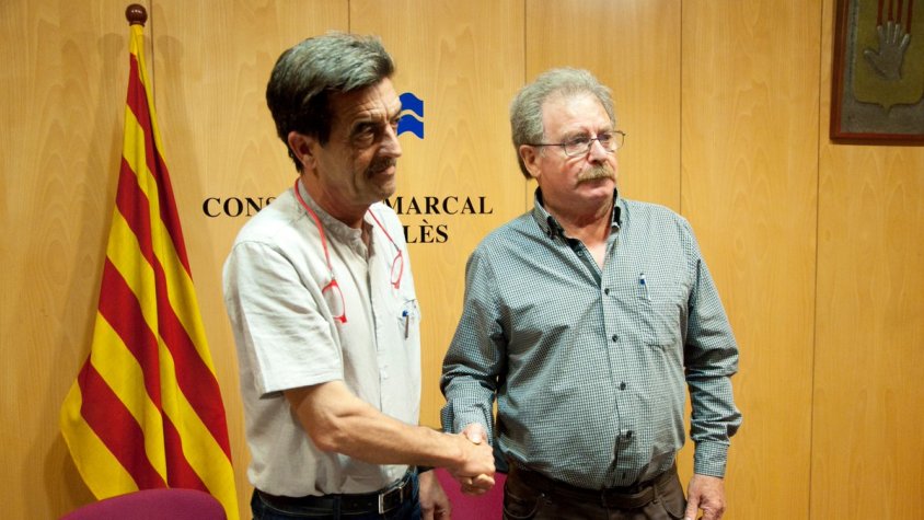 Ricard Solana i Eudald Picas formalitzant el conveni