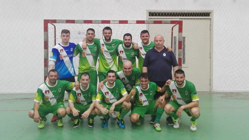 Fotografia d'equip de tots els jugadors i representants de l'EFS Ripoll a la competició internacional