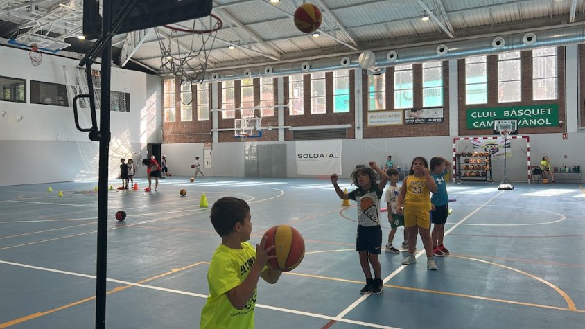 El campus d’estiu del CB Campdevànol es realitza al Pavelló Mercè Guix