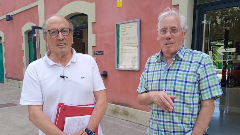 Jordi Planadecursach i Ramon Musach, membres de la Junta de Ripollès Existeix, davant l'estació de Ripoll