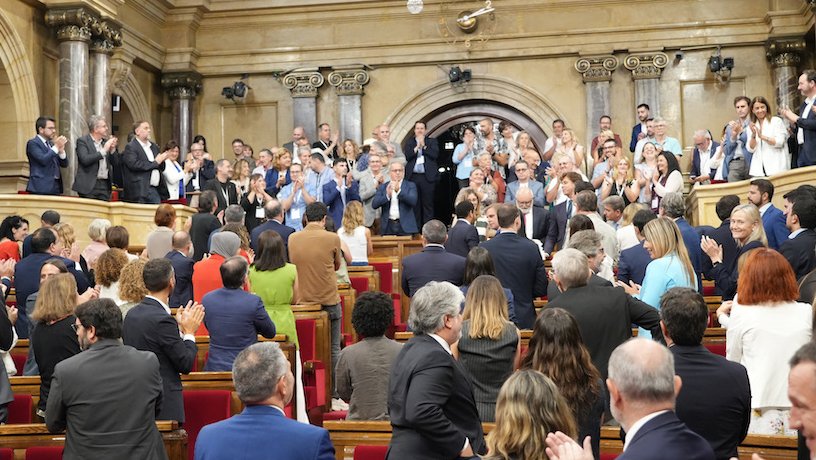 Els diputats van aplaudir els alcaldes i regidors dels pobles petits en acabar la votació