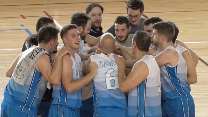 Els jugadors ripollesos celebrant la permanència a Segona