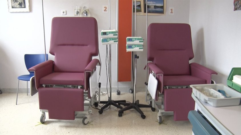La Fundació Oncolliga ha donat dues noves butaques i dos carros al centre hospitalari
