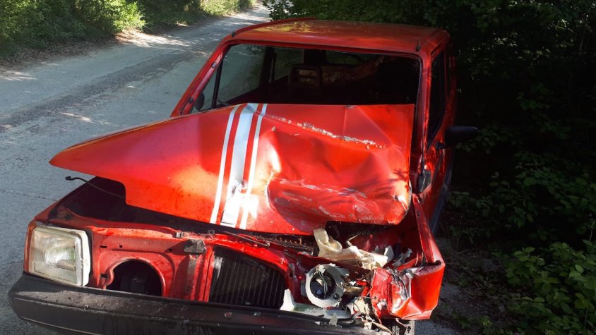 El cotxe que ha xocat amb el camió