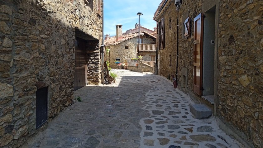 Un carrer del centre de Campelles aquest mes d'agost