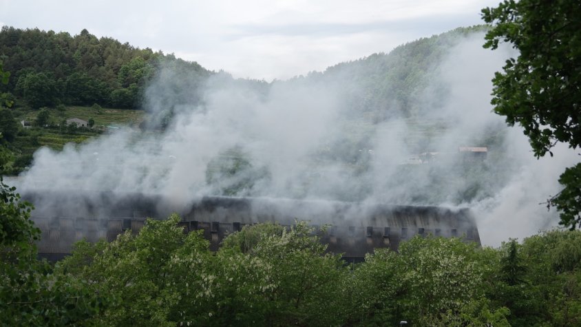 El foc ha provocat una columna de fum