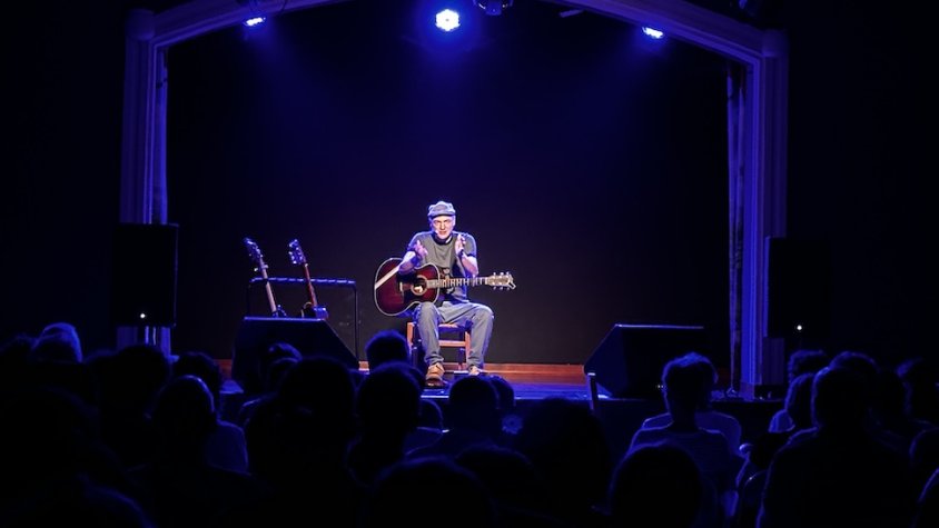 Marc Parrot en un moment d'intimitat amb el públic de Campelles