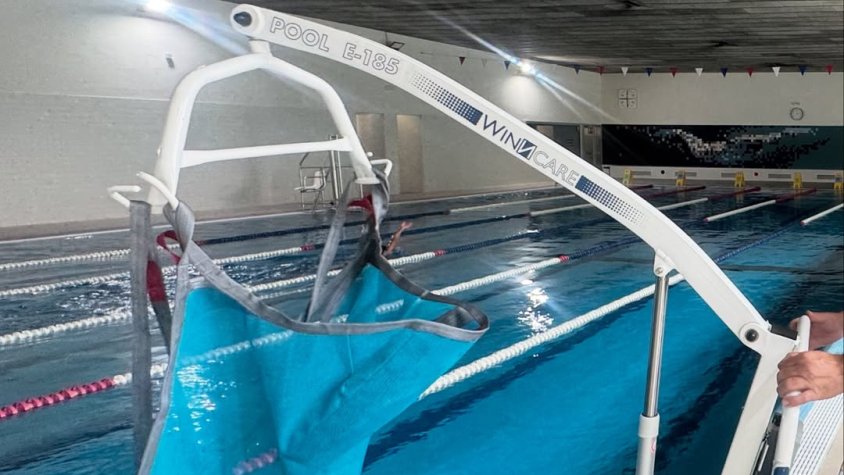 Una de les grues que s'ha instal·lat a la pisicina muncipal de Ripoll