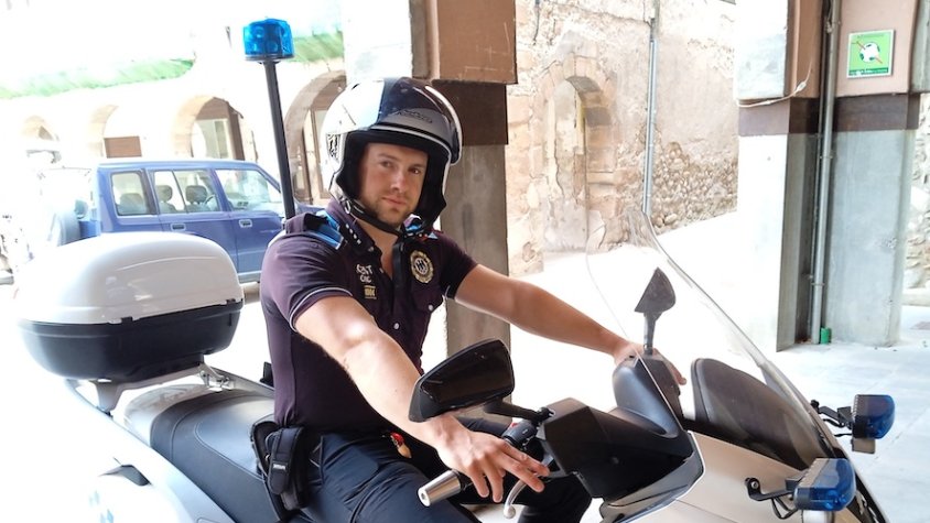 L'agent cívic Bryan Felguera és l'únic professional encarregat actualment de la seguretat local fins que es creï el nou cos de Guàrdies Municipals