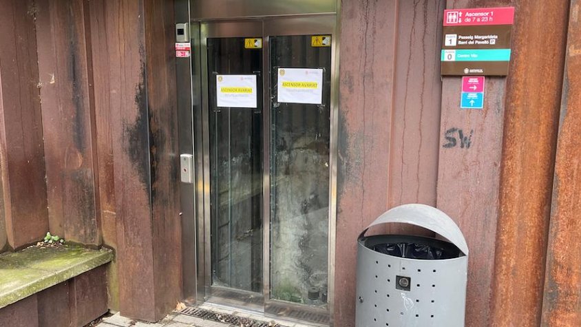 L'ascensor que accedeix a la zona esportiva torna a ternir el cartell d'avariat