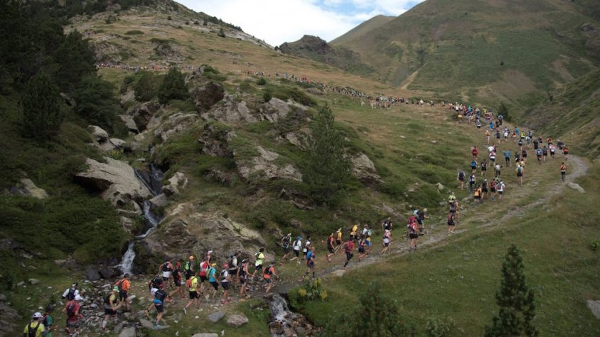 La fila de corredors que es pot veure en els primers quilòmetres de la cursa
