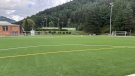 Finalitzen les obres de renovació de la gespa del camp de futbol de Campdevànol