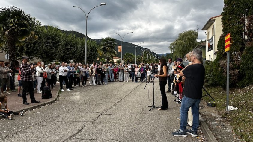 Desenes de persones van assistir a la inauguració del carrer Joan Rivera a Campdevànol