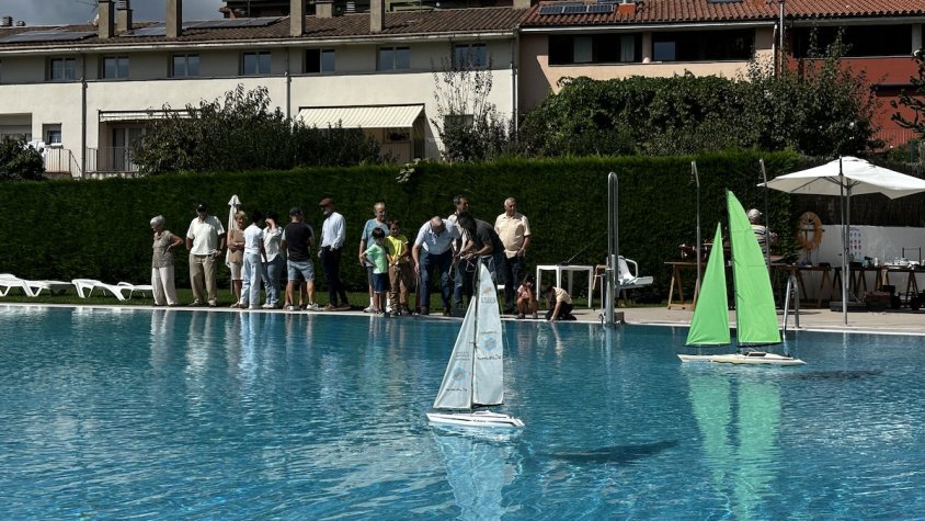 Les embarcacions han navegat per la piscina municipal de Campdevànol