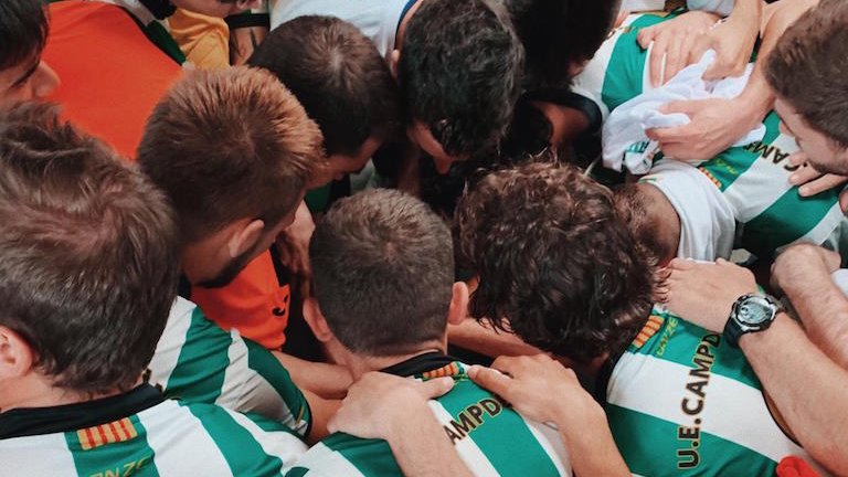 L'equip, fent pinya durant el desplaçament al camp del Malgrat