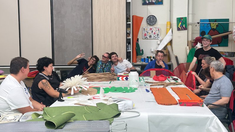 Els nois i noies de la fundació preparant l'Inspira