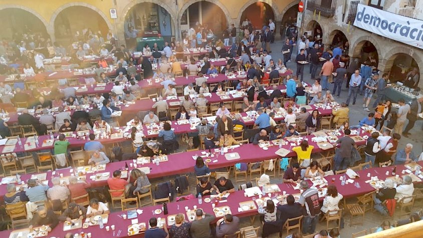 La plaça Major, plena de gom a gom durant l'Atipa't de Tapes