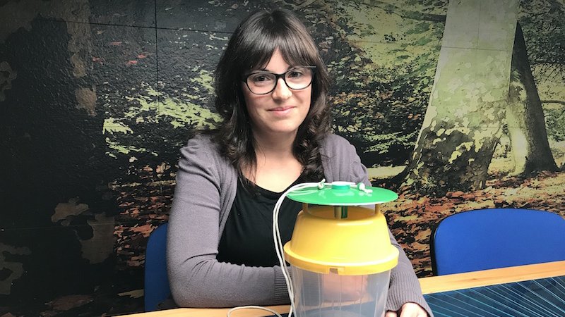 Elisenda Salomó amb una de les trampes