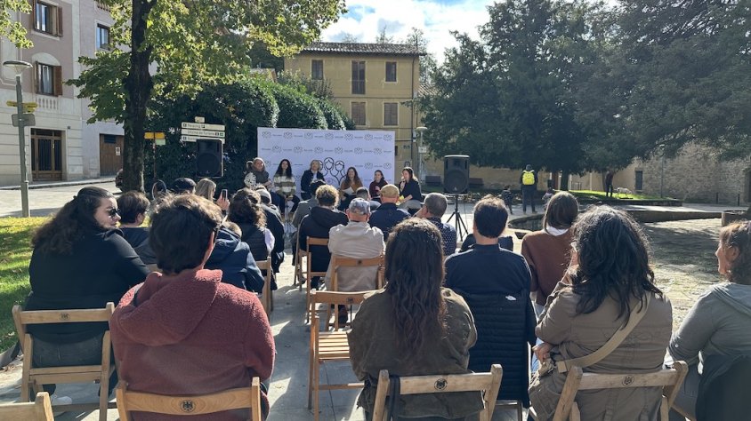 Xerrada a la plaça Bisbe Torres i Bages