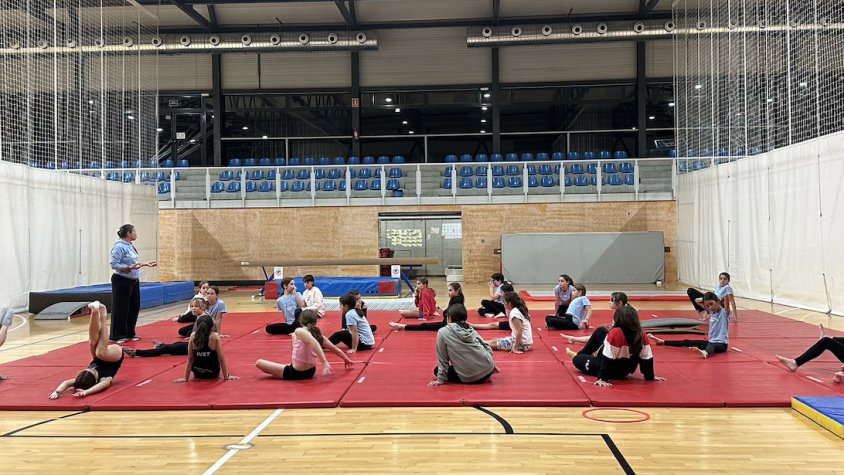 Entrenament de l’Artística Ripoll al pavelló de l’Avellaneda