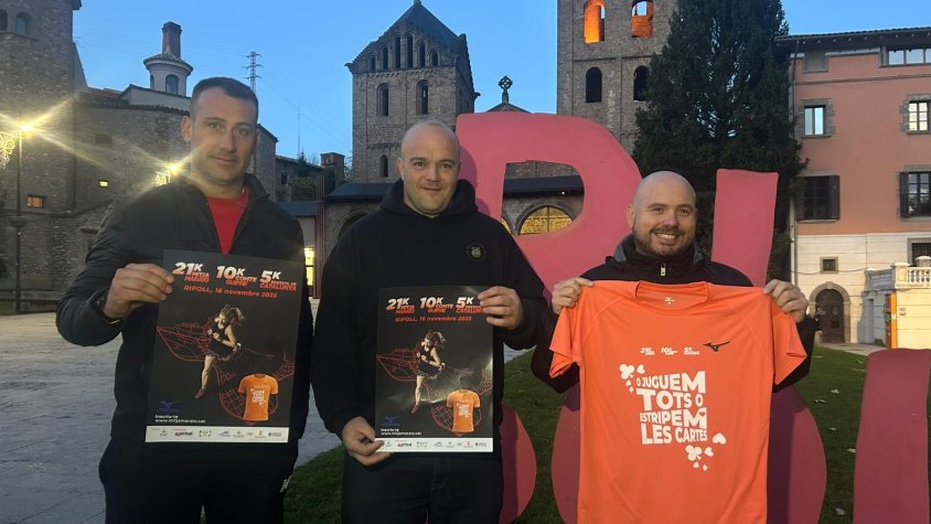 El regidor d'Esports Albert Santandreu (centre), acompanyat del tècnic Jordi Garriga (esquerra) i l'organitzador Joaquim Merino (dreta)