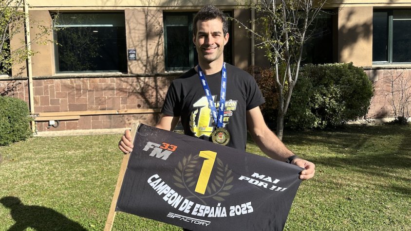 El mollonenc Francesc Moret, amb la medalla i la bandera de campió d’Espanya