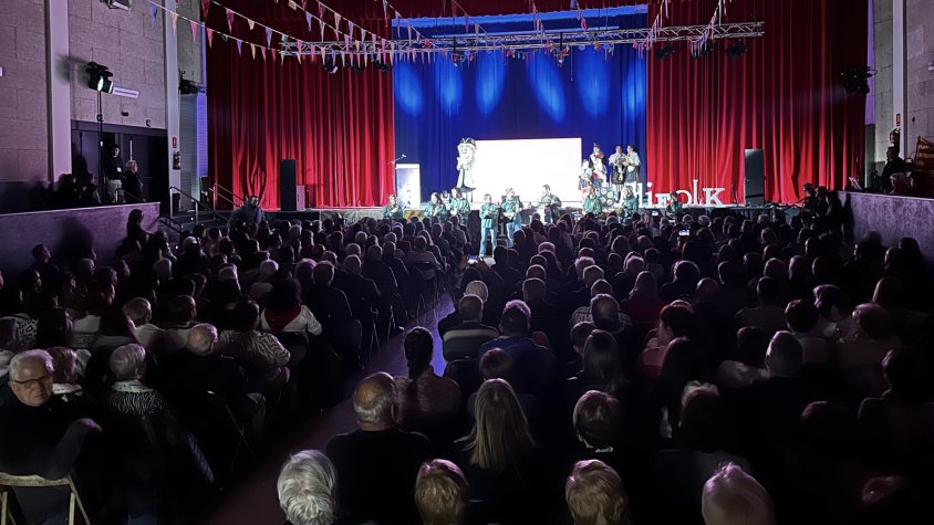 Adifolk omple de gom a gom la sala Diagonal 