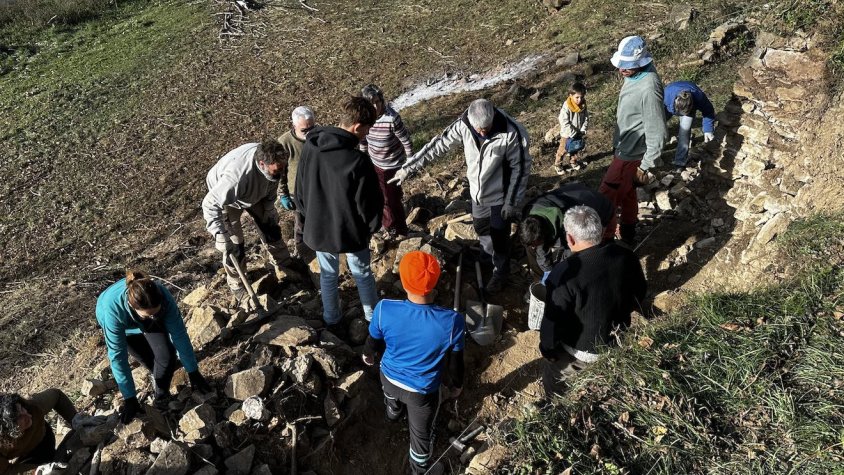 Un taller de recuperació de la pedra seca centrat en el mur de Sant Julià