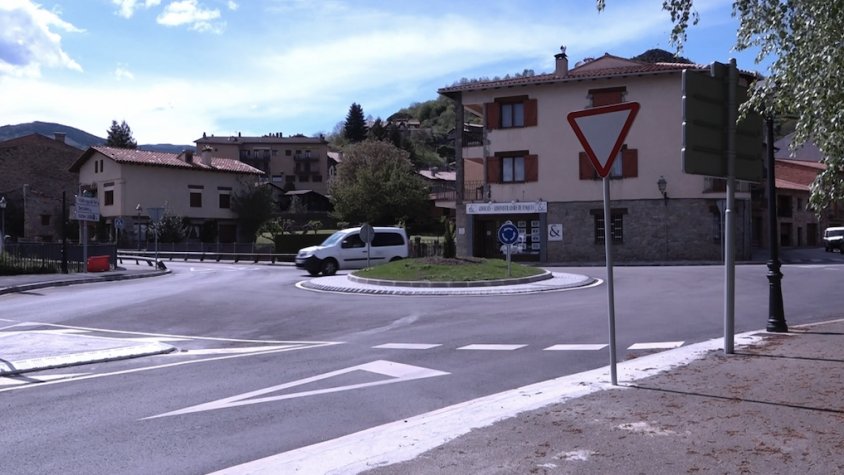 La rotonda a l'entrada sud de Llanars