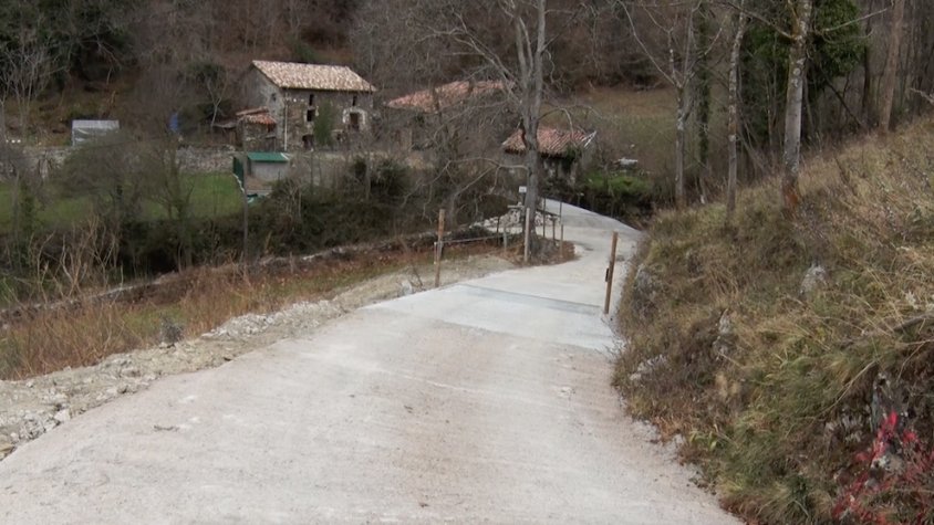 La pista d'accés a Llebro ja llueix ben pavimentada