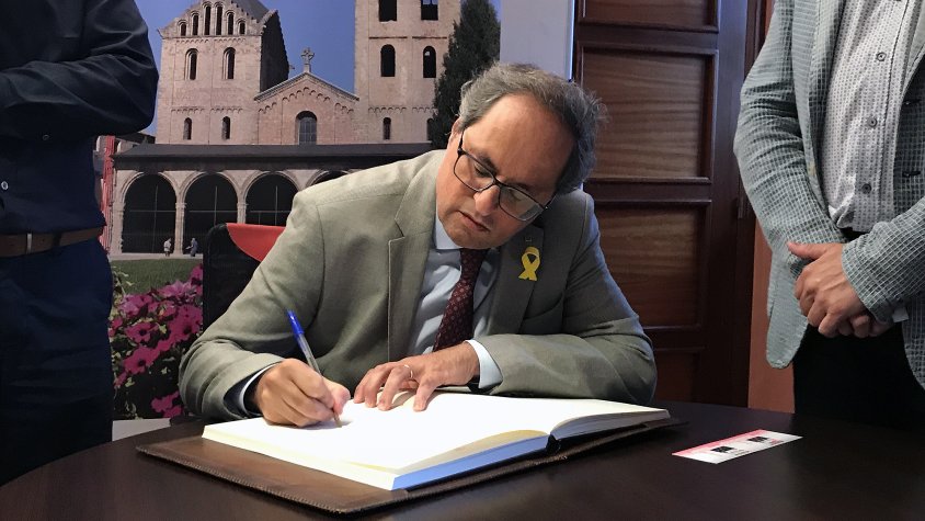 El President va signar el llibre d'honor de la vila