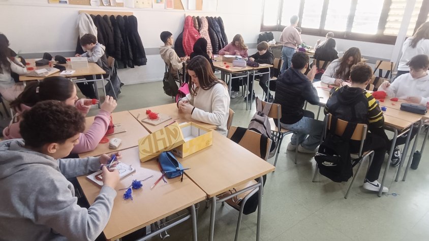 Alumnes de l'Abat Oliba elaboren un obsequi per donar sang a raig