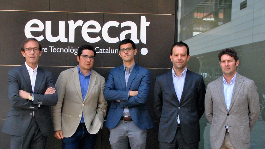 Membres de la FES i d'Eurecat després de rubricar l'acord