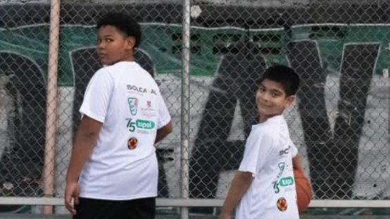 Dos dels nens del Proyecto Moravia, amb les samarretes del campus