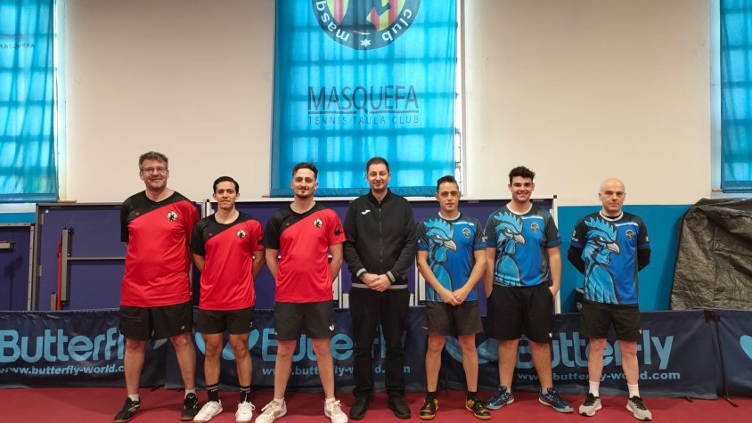 Els jugadors del Masquefa TT i del CTT Ripoll, abans de l'últim partit de la primera volta
